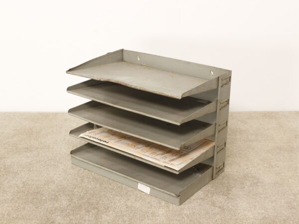 Range-documents en métal gris